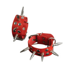 Красные кожаные наручники с шипами и заклепками