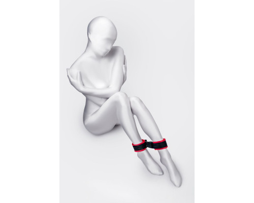 Красно-черные велюровые оковы Anonymo