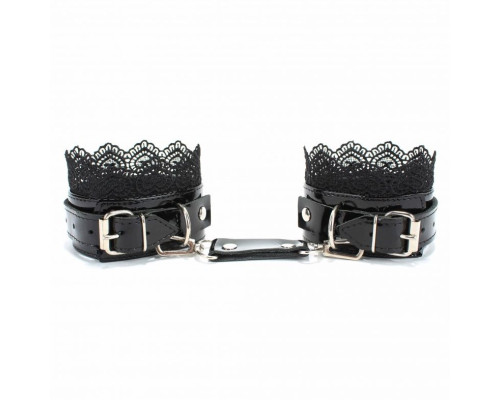 Изысканные чёрные наручники с кружевом