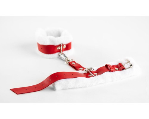 Бело-красные кожаные наручники с нежным мехом