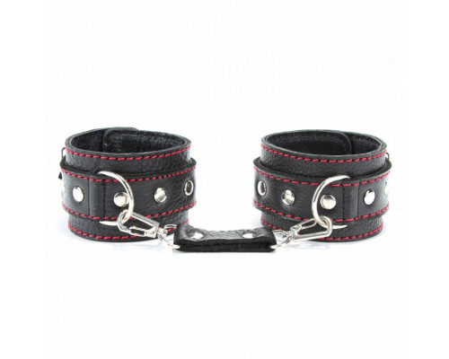 Черные наручники из натуральной кожи с красной строчкой