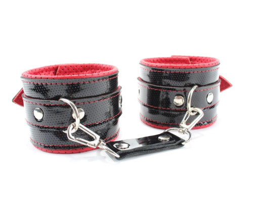 Лаковые чёрно-красные перфорированные наручники