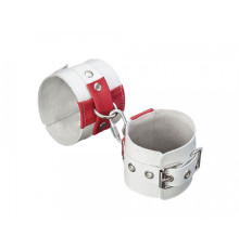 Белые кожаные наручники с красными крестами