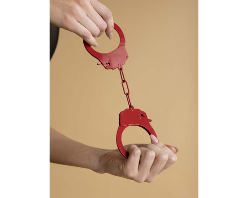 Красные стальные наручники