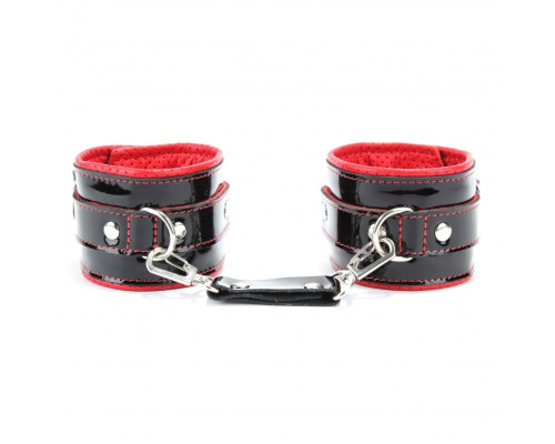 Лаковые чёрно-красные перфорированные наручники