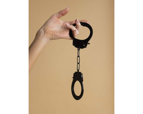 Черные стальные наручники