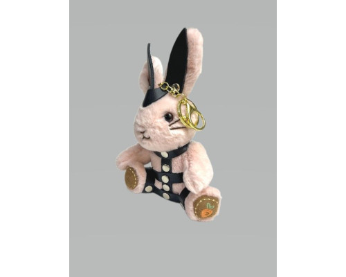 Брелок в виде зайчика в портупее