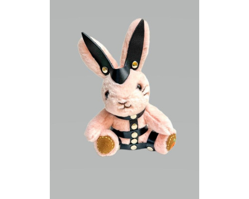 Брелок в виде зайчика в портупее