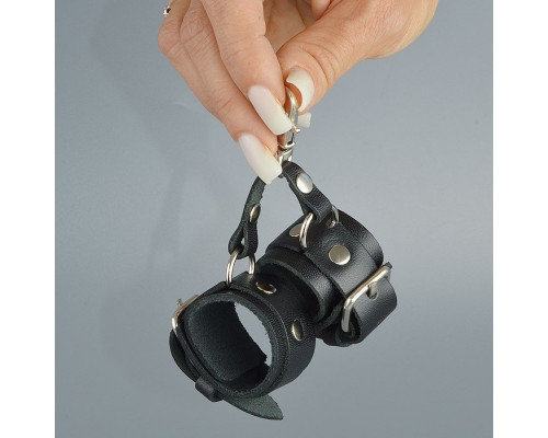 Черный кожаный брелок в виде наручников