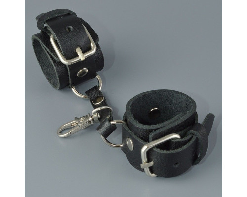 Черный кожаный брелок в виде наручников