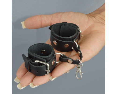Черный кожаный брелок в виде наручников