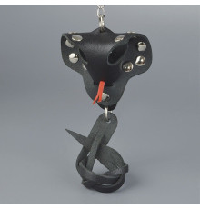 Черный кожаный брелок в форме кобры