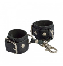 Черный кожаный брелок в виде наручников