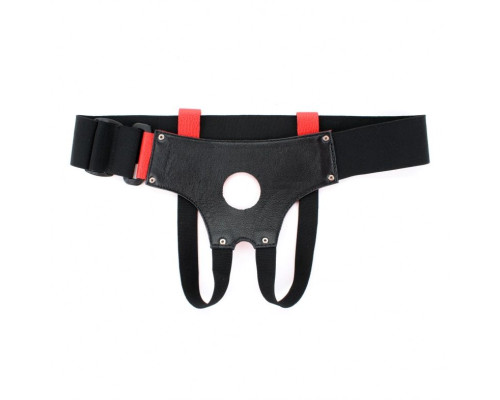 Красные кожаные трусики для страпона