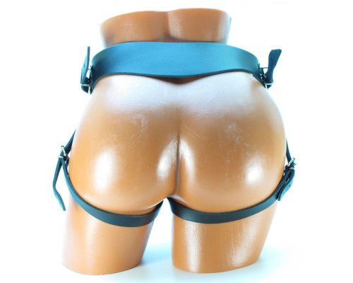 Трусы с фиксацией гигантской насадки кожаными ремешками