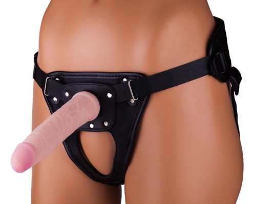 Телесный ультра реалистичный страпон с регулируемыми трусиками - 16,5 см.