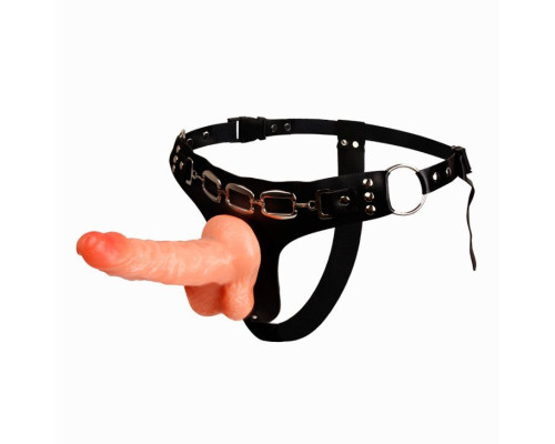 Реалистичный страпон на трусиках с заклепками - 15,7 см.