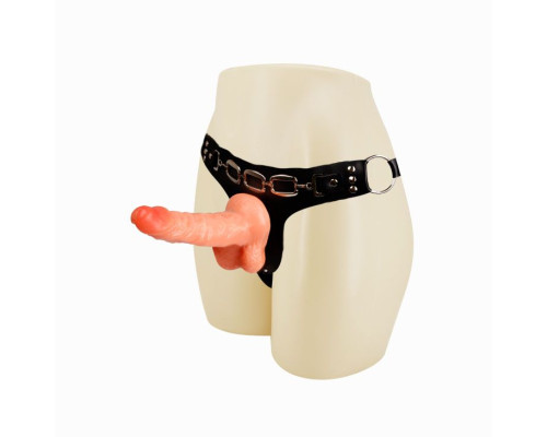 Реалистичный страпон на трусиках с заклепками - 15,7 см.